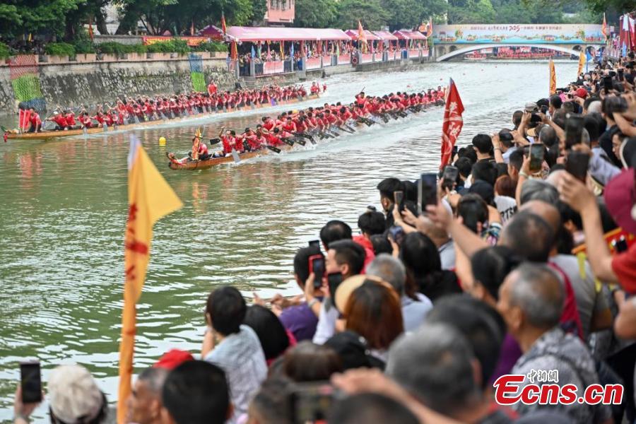Corrida de barcos-dragão realizada para celebrar o próximo festival no sul da China