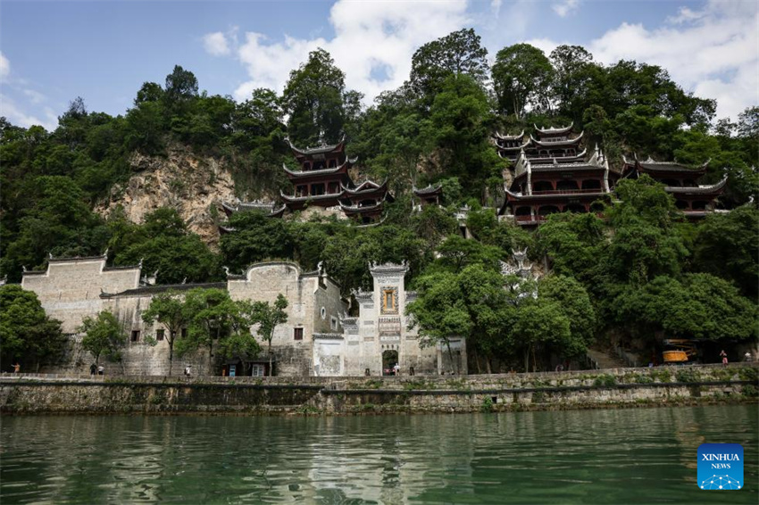 Complexo de Cavernas Qinglong: edifícios antigos em penhasco de Guizhou