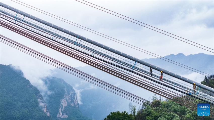 Grande Ponte de Tianmen em construção em Guizhou, na China