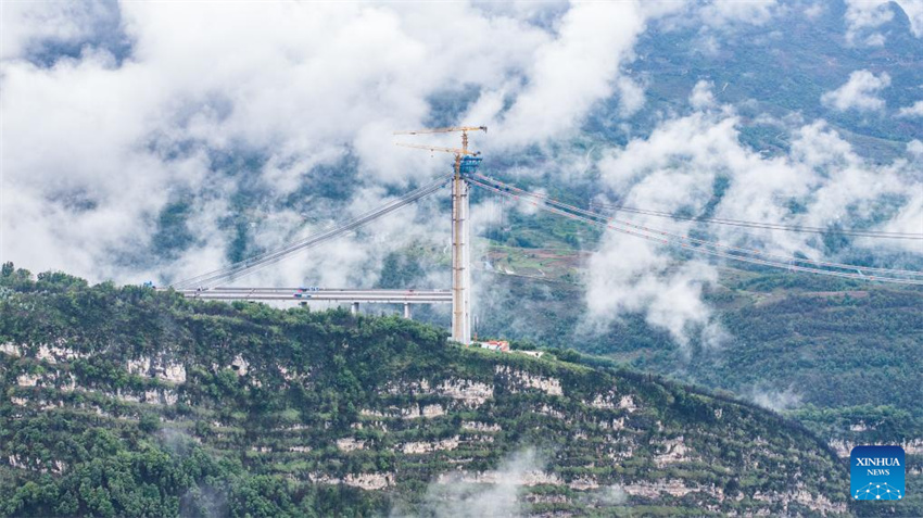 Grande Ponte de Tianmen em construção em Guizhou, na China
