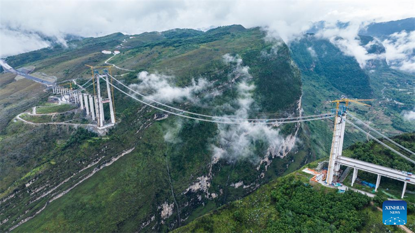 Grande Ponte de Tianmen em construção em Guizhou, na China
