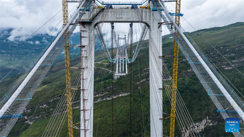 Grande Ponte de Tianmen em construção em Guizhou, na China