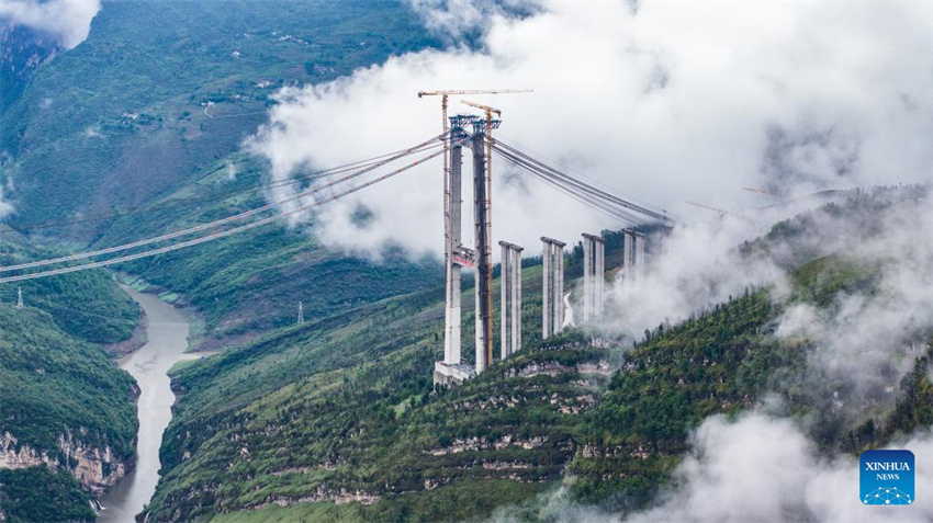 Grande Ponte de Tianmen em construção em Guizhou, na China