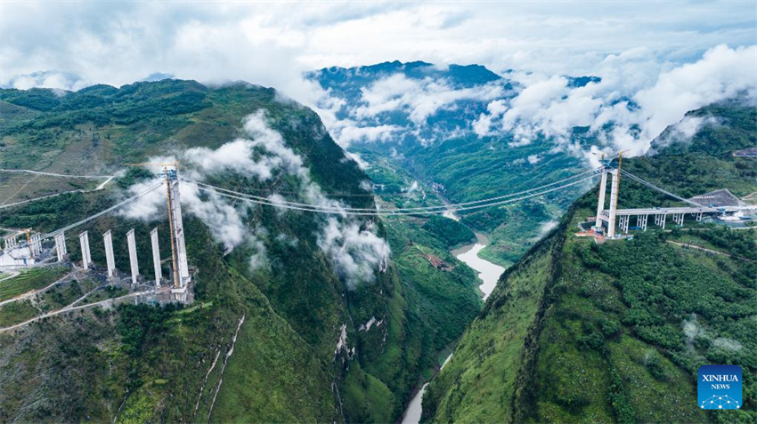 Grande Ponte de Tianmen em construção em Guizhou, na China