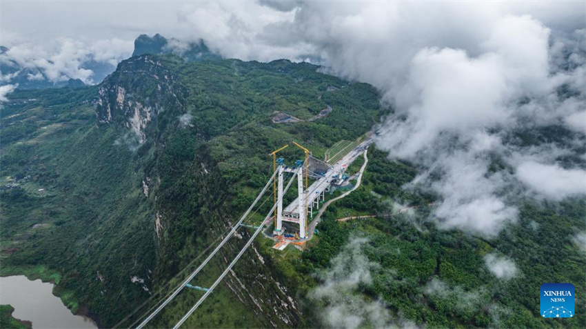 Grande Ponte de Tianmen em construção em Guizhou, na China
