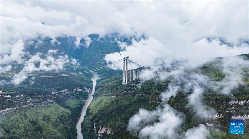 Grande Ponte de Tianmen em construção em Guizhou, na China