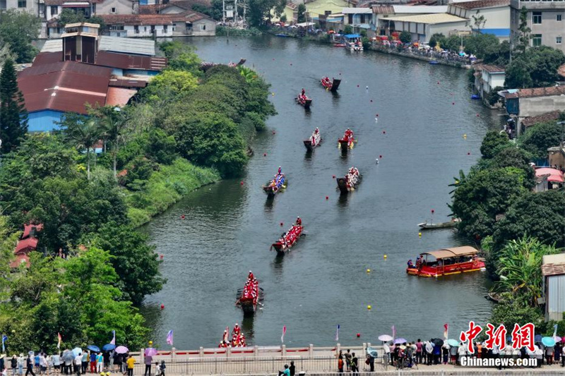 Fujian: 100 barcos-dragão competem nas águas do rio Mulanxi, em Putian