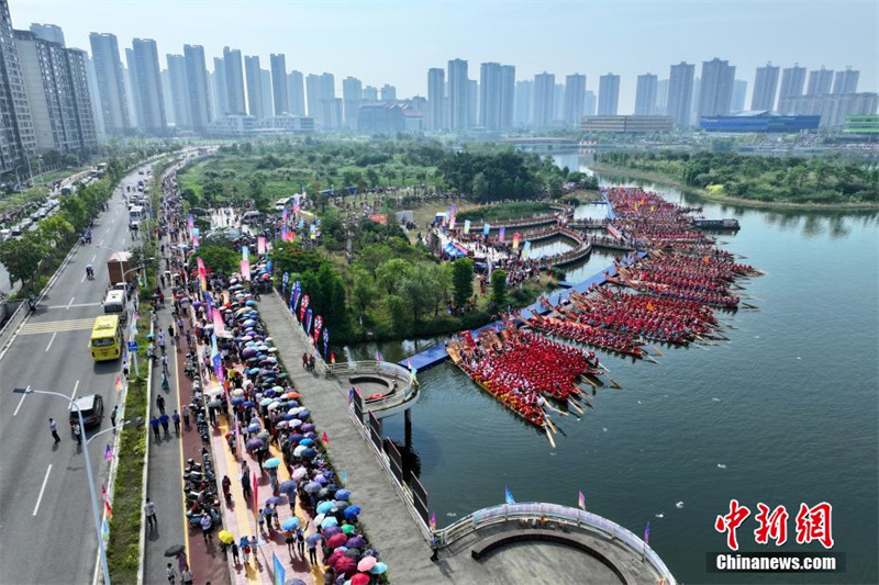 Fujian: 100 barcos-dragão competem nas águas do rio Mulanxi, em Putian