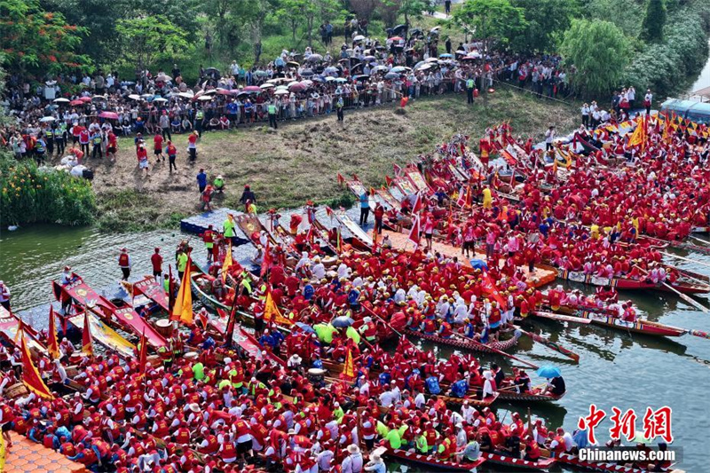 Fujian: 100 barcos-dragão competem nas águas do rio Mulanxi, em Putian