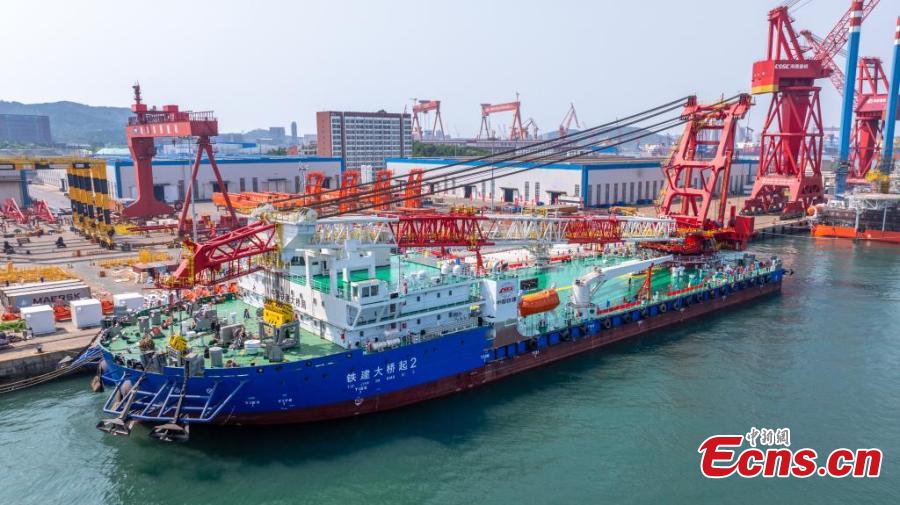 Primeiro navio de guindaste de rotação completa de 1.300 toneladas métricas da China comissionado em Shandong