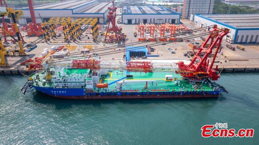 Primeiro navio de guindaste de rotação completa de 1.300 toneladas métricas da China comissionado em Shandong