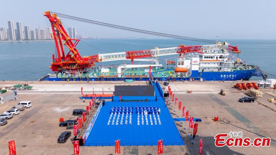 Primeiro navio de guindaste de rotação completa de 1.300 toneladas métricas da China comissionado em Shandong