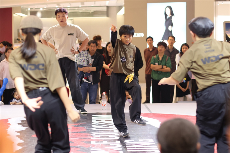 Jovens se reúnem para batalha de dança de rua em Nanjing