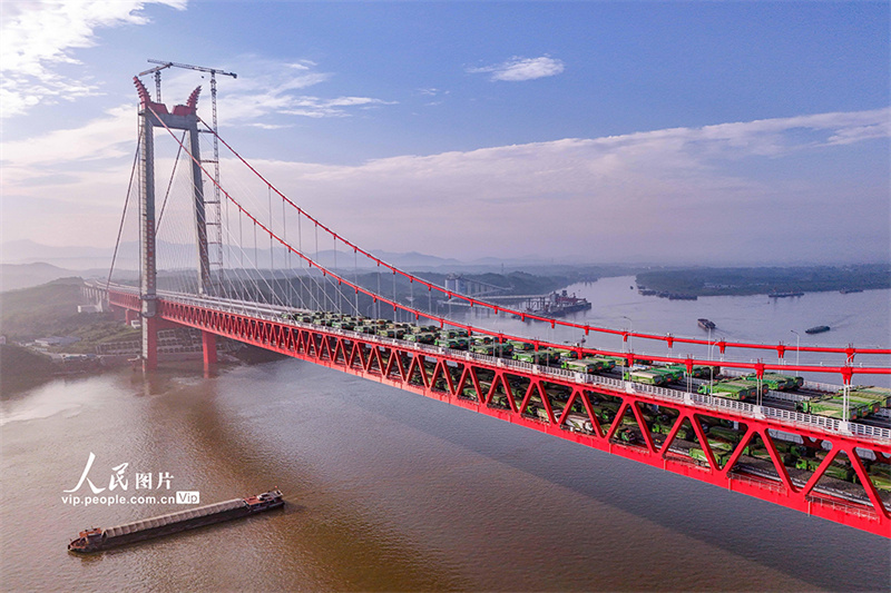 Anhui: Ponte G3 sobre o rio Yangtze realiza teste de carga no vão principal
