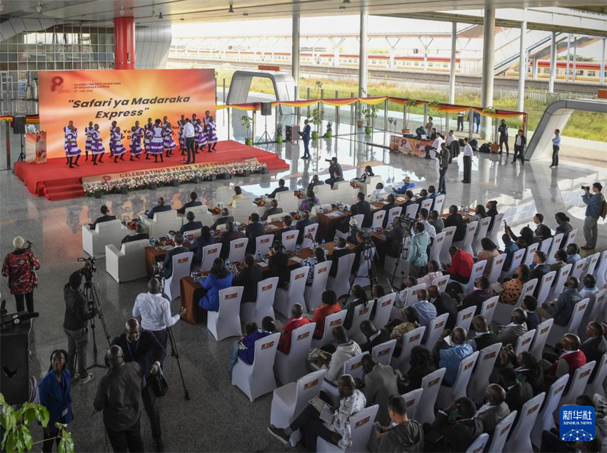 Quênia celebra 8º aniversário da operação segura da ferrovia de bitola padrão