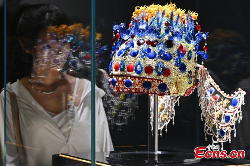 Exposição de arte em vidro Zibo é inaugurada em Beijing