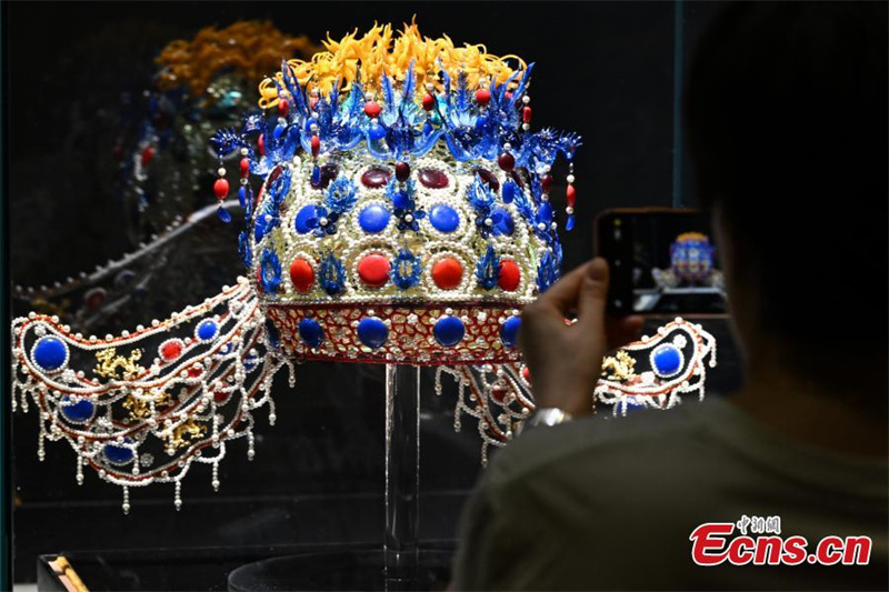 Exposição de arte em vidro Zibo é inaugurada em Beijing