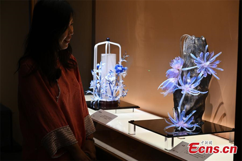Exposição de arte em vidro Zibo é inaugurada em Beijing