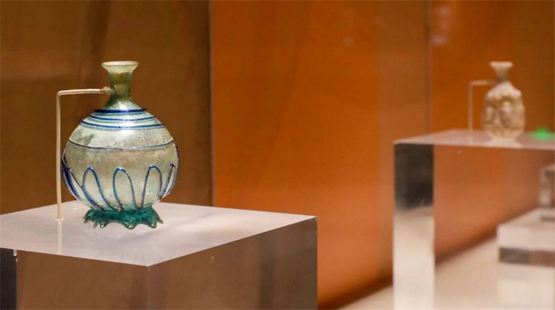 Exposição de arte em vidro Zibo é inaugurada em Beijing