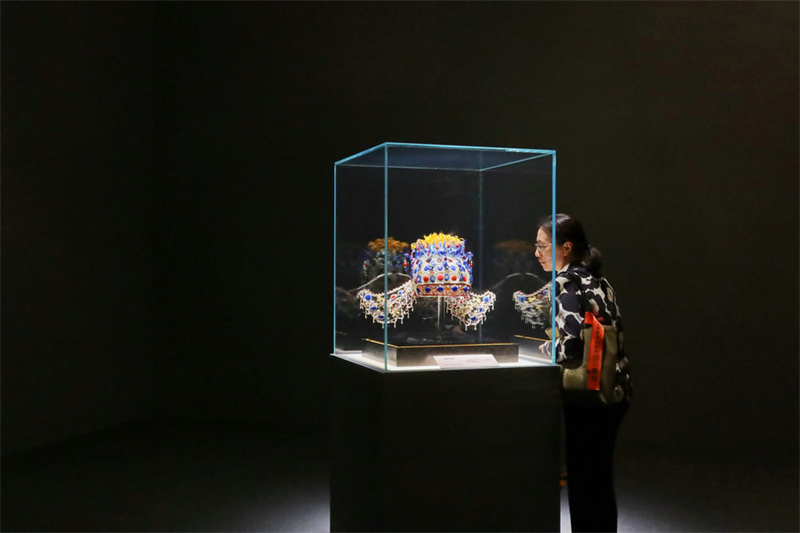 Exposição de arte em vidro Zibo é inaugurada em Beijing