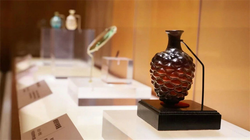 Exposição de arte em vidro Zibo é inaugurada em Beijing