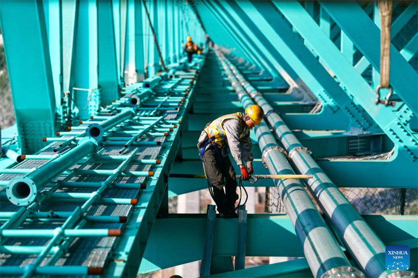 Equipamentos turísticos na Ponte sobre o Grand Canyon de Huajiang em construção