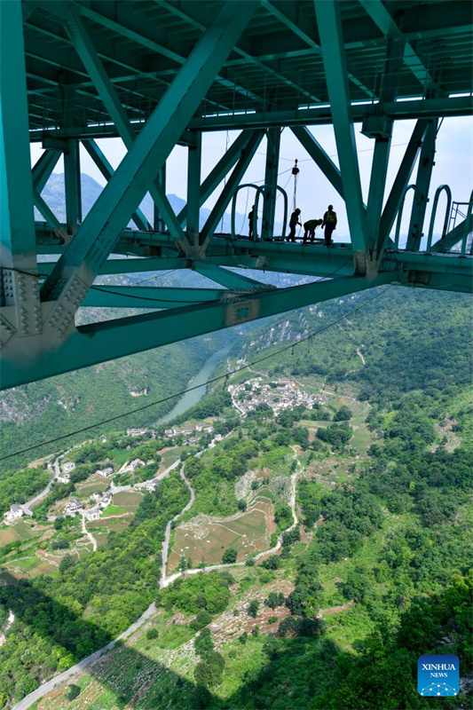 Equipamentos turísticos na Ponte sobre o Grand Canyon de Huajiang em construção