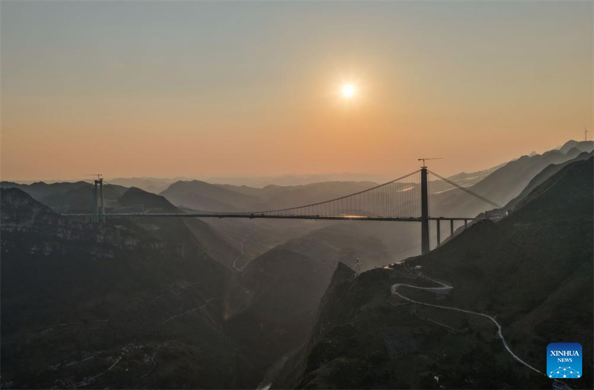 Equipamentos turísticos na Ponte sobre o Grand Canyon de Huajiang em construção
