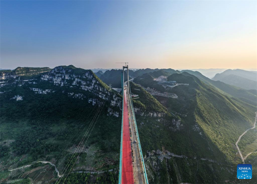 Equipamentos turísticos na Ponte sobre o Grand Canyon de Huajiang em construção