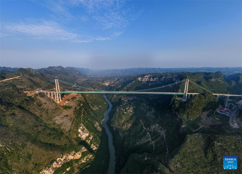 Equipamentos turísticos na Ponte sobre o Grand Canyon de Huajiang em construção
