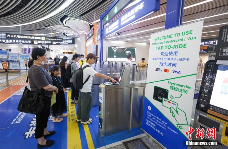 Transporte ferroviário urbano de Beijing passa a aceitar os cinco principais tipos de cartões do mundo
