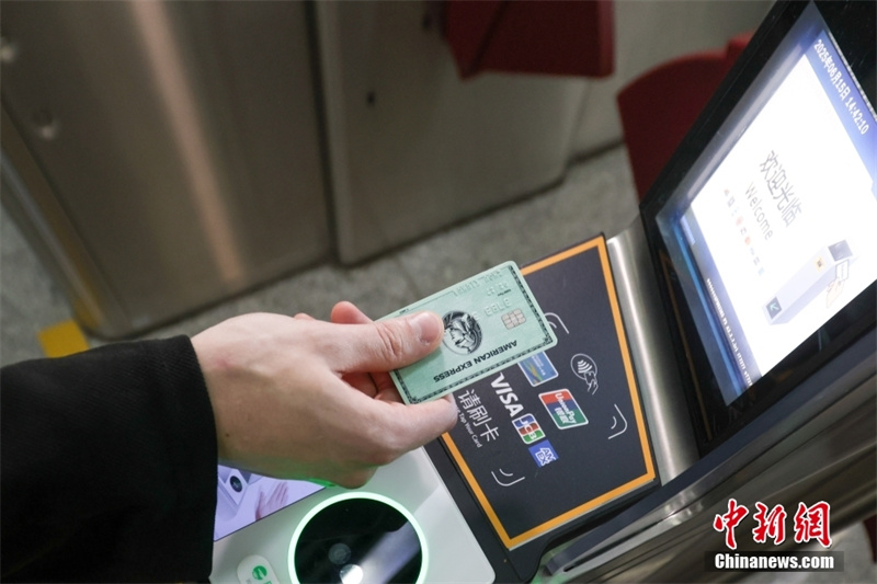 Transporte ferroviário urbano de Beijing passa a aceitar os cinco principais tipos de cartões do mundo
