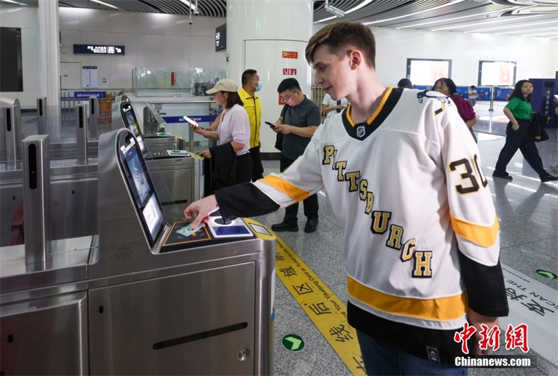Transporte ferroviário urbano de Beijing passa a aceitar os cinco principais tipos de cartões do mundo