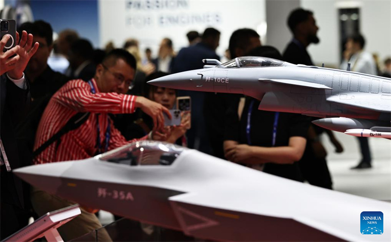 China apresenta seus principais produtos de aviação no 55º Salão Aeronáutico de Paris