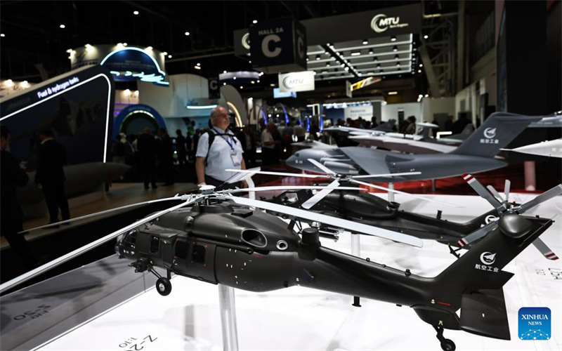 China apresenta seus principais produtos de aviação no 55º Salão Aeronáutico de Paris