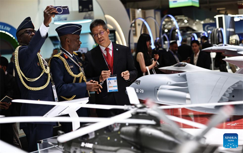 China apresenta seus principais produtos de aviação no 55º Salão Aeronáutico de Paris