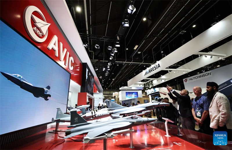 China apresenta seus principais produtos de aviação no 55º Salão Aeronáutico de Paris