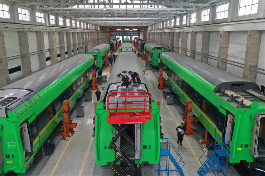 Trens recebem manutenção para garantir viagens seguras de verão em Shanxi, norte da China