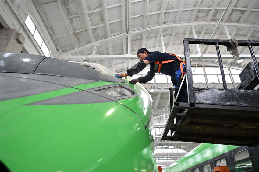Trens recebem manutenção para garantir viagens seguras de verão em Shanxi, norte da China