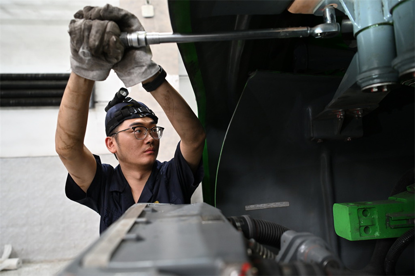 Trens recebem manutenção para garantir viagens seguras de verão em Shanxi, norte da China