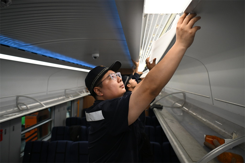 Trens recebem manutenção para garantir viagens seguras de verão em Shanxi, norte da China