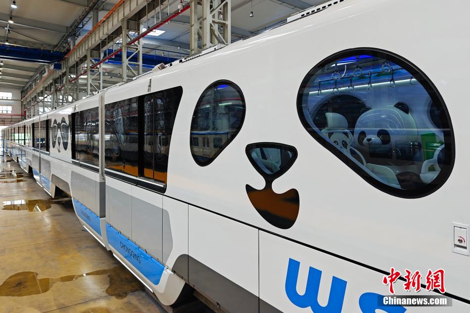 Primeiro trem monotrilho com 