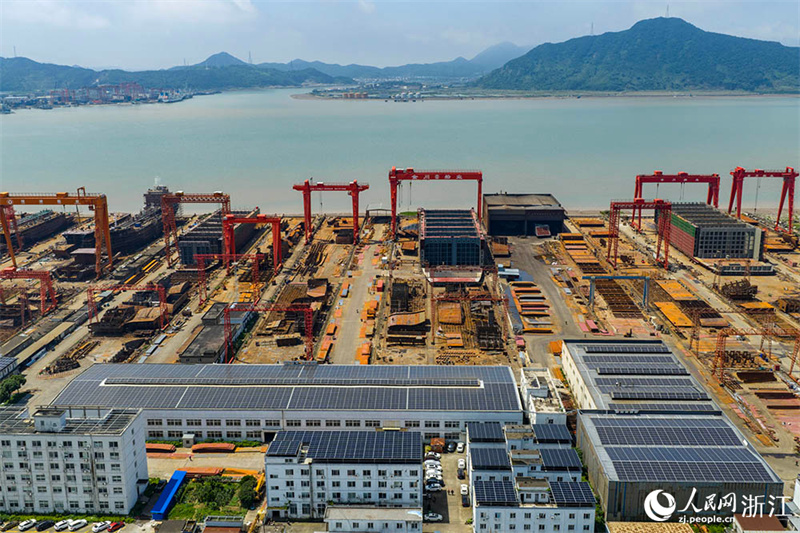 Ningbo: estaleiros navais em produção plena para responder a elevado número de encomendas