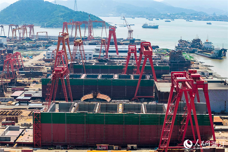 Ningbo: estaleiros navais em produção plena para responder a elevado número de encomendas