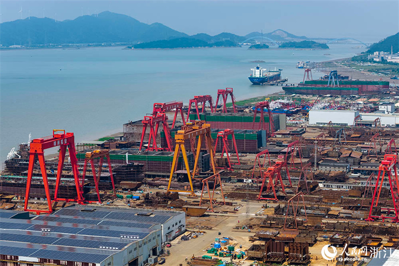 Ningbo: estaleiros navais em produção plena para responder a elevado número de encomendas