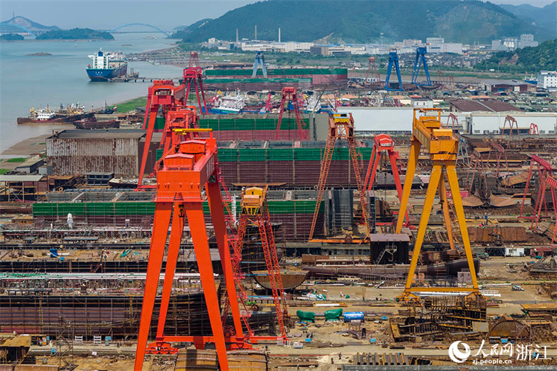 Ningbo: estaleiros navais em produção plena para responder a elevado número de encomendas