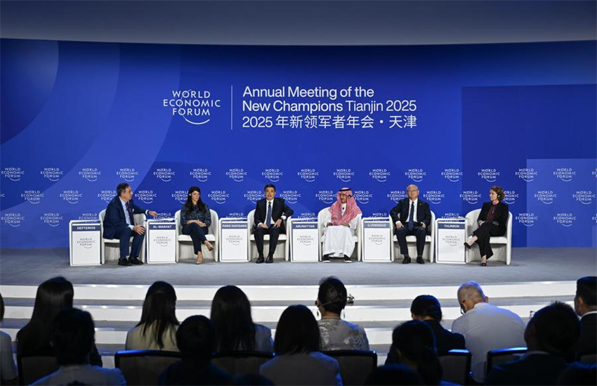 Convidados participam da sessão paralela "Conferindo a Transição Energética" durante o Fórum Davos de Verão de 2025, no Centro Nacional de Exposições e Convenções em Tianjin, no norte da China, em 24 de junho de 2025. (Foto: Sun Fanyue/Xinhua)