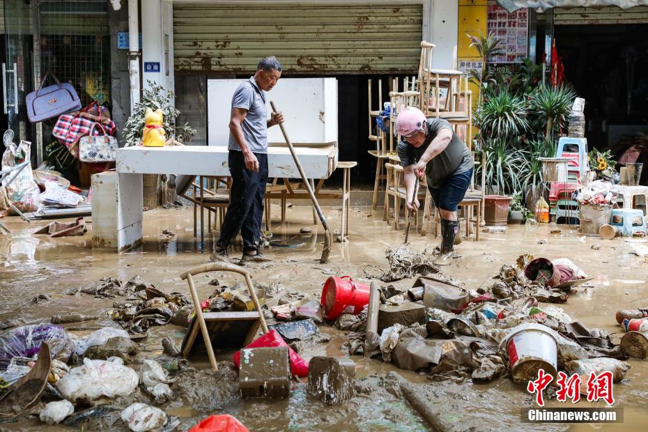 Limpeza e reparos avançam após enchente em Guizhou