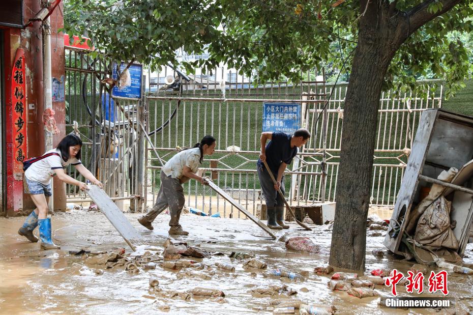 Limpeza e reparos avançam após enchente em Guizhou