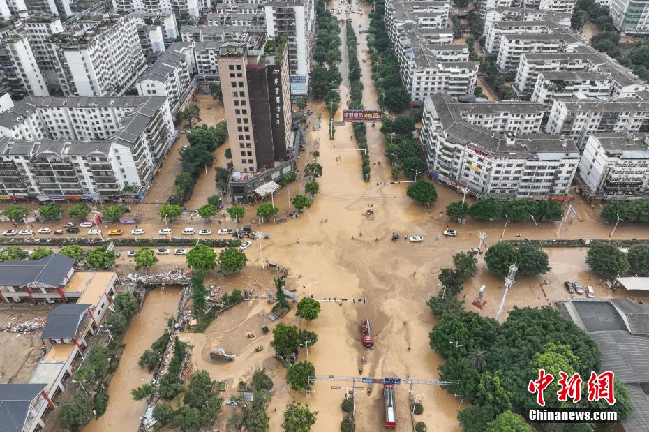 Limpeza e reparos avançam após enchente em Guizhou